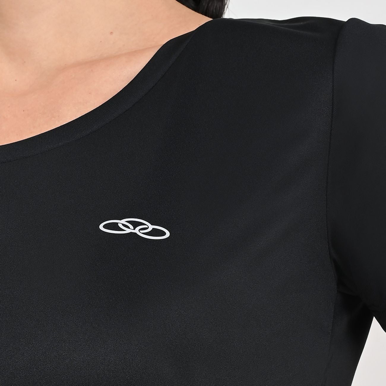 POLERA ESSENTIAL MANGA CORTA NEGRA MUJER