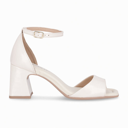 Sandalia Mujer Crema/Charol  Flavia Piccadilly