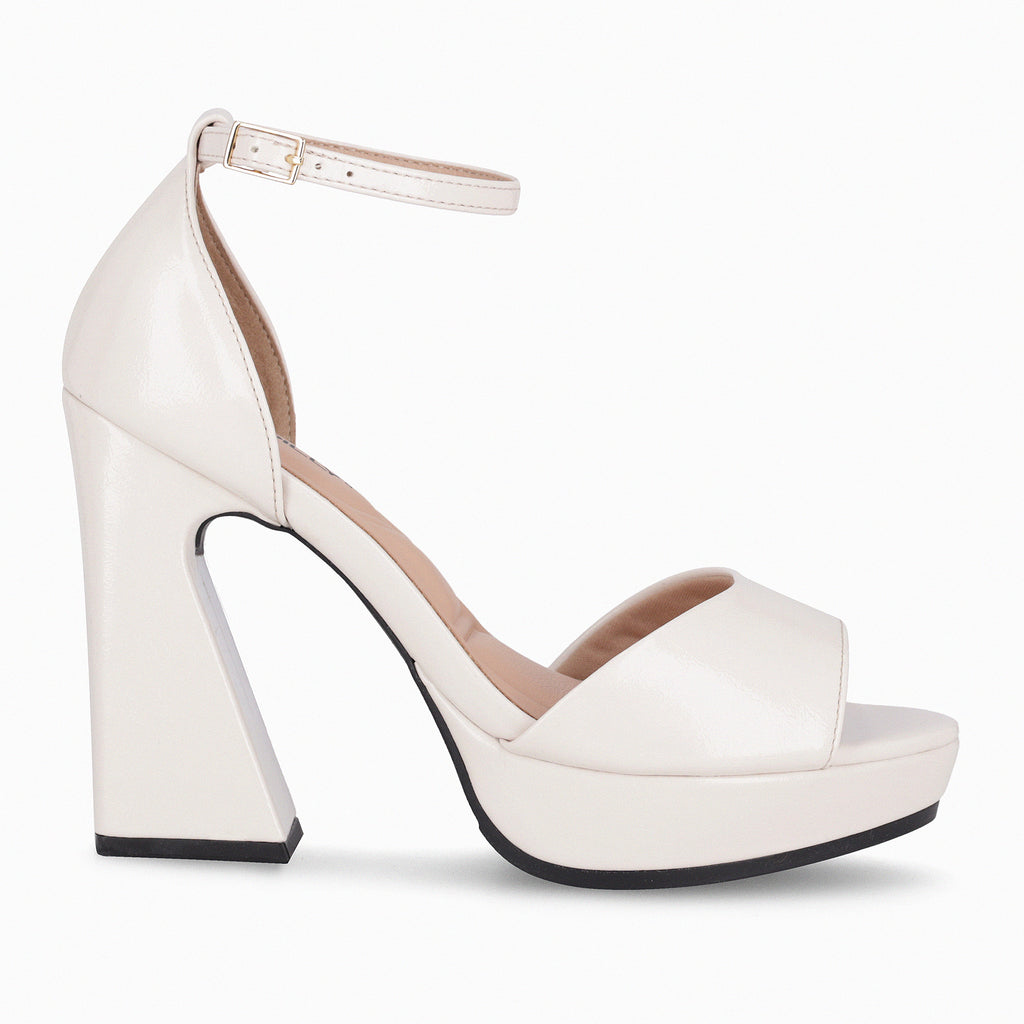 Sandalia Mujer Crema/Charol Cristine 319 Piccadilly